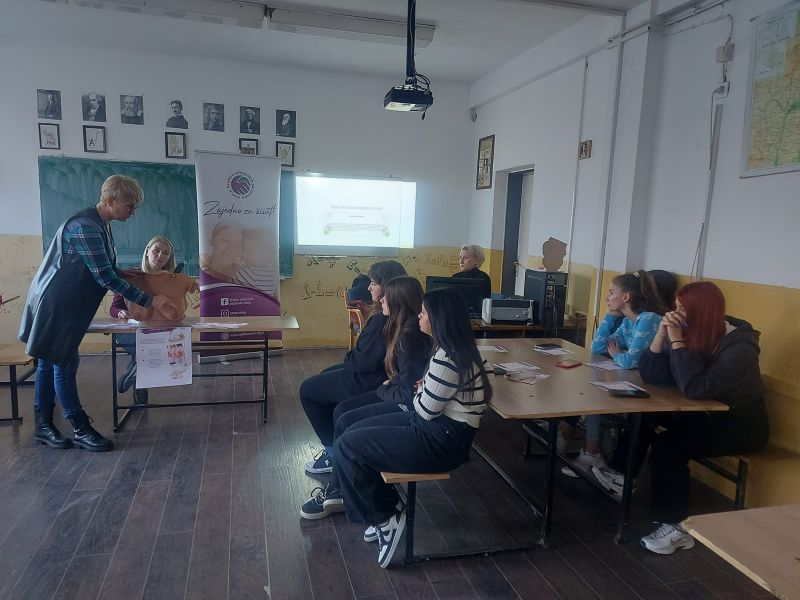 Predavanje o samopregledu dojki u Tehničkoj školi u Vranju
